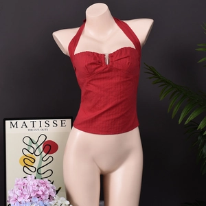 Dettaglio del top rosso a costine con scollo all'americana e trama in maglia sottile