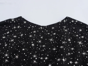 Dettaglio della cerniera invisibile posteriore sull'abito in tulle nero con stelle