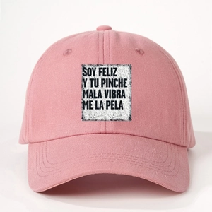 Pink cotton baseball cap with SOY FELIZ Y TU slogan and adjustable strap for sun protection