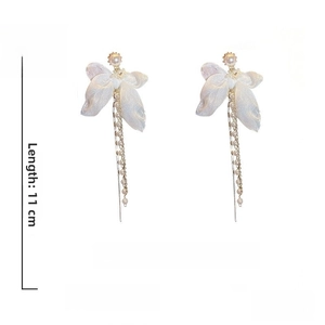 Détail des boucles d'oreilles nœud montrant 11cm de long et tiges en argent 925 massif
