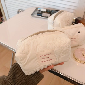 Trousse de maquillage matelassée blanc crème avec dentelle et étiquette tissée brodée