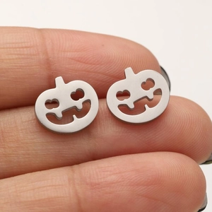 Nahaufnahme der Halloween Kürbis Smiley Ohrstecker aus silbernem Edelstahl gefertigt