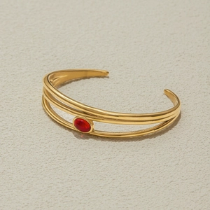 Lussuoso bracciale rigido a tre strati in acciaio placcato oro 18K con pietra rossa
