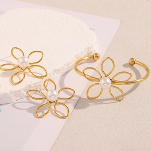 Parure fleurie dorée à l'or 18 carats avec perles comprenant boucles d'oreilles et bracelet