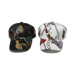 Barock-Print Satin Baseball Caps mit goldenen Kettenmustern in Schwarz und Weiß