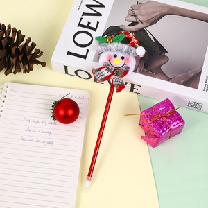 Gros plan d'un stylo à bille de Noël avec figurine bonhomme de neige et corps rouge