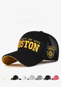 Dettaglio del cappellino baseball a rete con ricamo Boston giallo e opzioni di colore