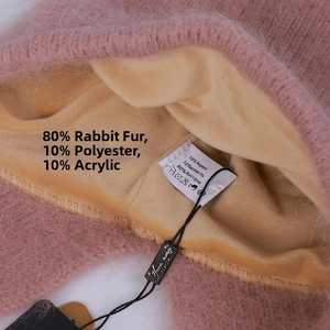 Detailansicht der Angora-Hasenhaarmütze in Rosa mit gelbem Fleecefutter und Markenschild