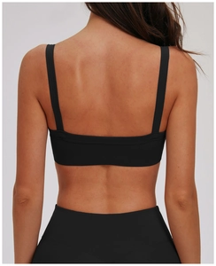 Dettaglio del reggiseno sportivo nero da yoga in tessuto elastico e vestibilità aderente