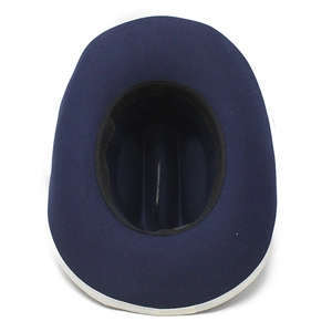 Vue verticale d'un chapeau de cowboy en laine bleu marine avec bord blanc et bandeau intérieur
