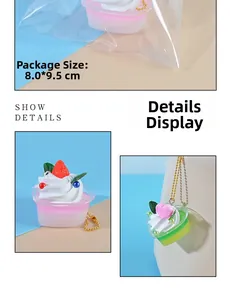 Vue détaillée de porte-clés dessert colorés avec des breloques crème et fruits