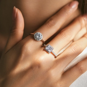 Sparkling geometric S925 silver rings with round and princess cut halo diamonds on model