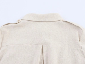 Détail du dos de la robe kaki avec épaulettes boutonnées et pli creux structuré