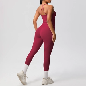 Détail du haut de yoga dos croisé et legging taille haute en tissu mat rouge foncé
