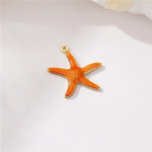 Lebhafter orangefarbener Seestern-Anhänger mit goldener Metalltextur und Emaille