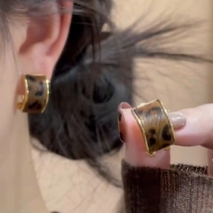 Vintage leopard print C-shape hoop earrings with gold trim for a minimalist look