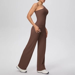 Détail d'un haut de sport marron à une épaule et d'un pantalon de yoga taille haute