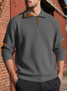 Détail d'un pull en maille grise avec patchs en similicuir marron aux coudes et au col