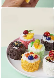 Detailansicht von sechs Miniatur-PU-Mousse-Kuchen mit realistischen Früchten auf Teller