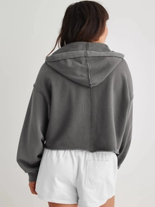Detail der Kapuze mit Fransen und Strickstruktur am dunkelgrauen Oversized-Hoodie
