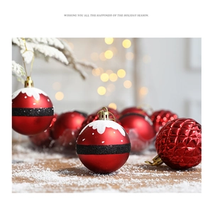 Détail de boules de Noël rouges avec motifs de flocons et textures sur la neige