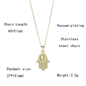 Détail du pendentif Main de Fatma dorée avec dimensions 27x15 mm et chaîne de 40+5 cm
