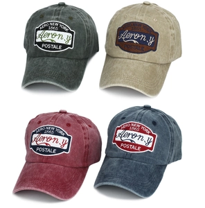 Dettaglio di quattro cappellini da baseball in cotone lavato vintage con ricami rétro