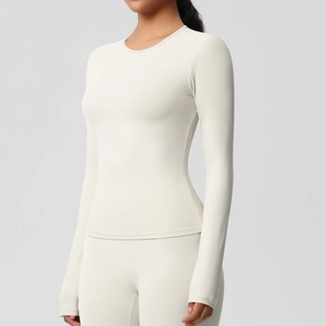 Détail d'un haut de yoga blanc crème à manches longues en tissu extensible sans couture