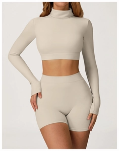 Détail de l'ensemble de yoga beige avec haut court à col montant et passe-pouces