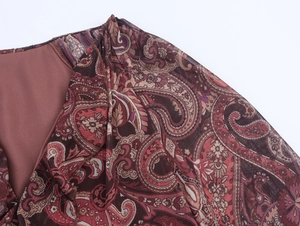 Detailansicht des böhmischen Paisley-Musters und der Rüschenkante am langen Kleid