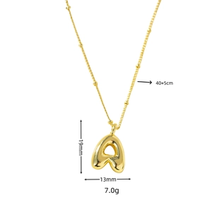 Dettaglio del ciondolo lettera A a palloncino in oro 18K con misure catena 40+5cm