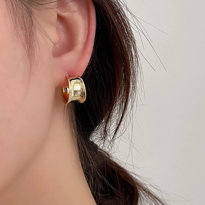 Minimalist gold-plated wide C-shape metal hoop earrings with high-polished mirror finish