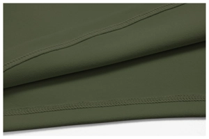 Dettaglio macro del tessuto yoga verde scuro con rifiniture di cucitura a doppio ago