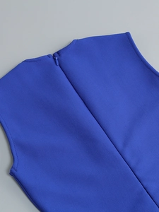 Gros plan sur la maille bleu électrique avec détail de fermeture éclair invisible au dos