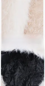 Détail du bonnet d'hiver montrant la fourrure synthétique beige et la doublure matelassée