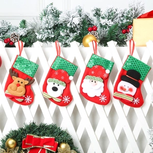 Detail von vier Weihnachtsstrümpfen mit Elch, Bär, Weihnachtsmann und Schneemann Motiven