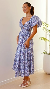 Detail der Puffärmel und der hohlen Taille am blau-weißen Blumen-Maxikleid