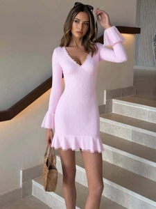 Robe courte moulante rose à col en V avec manches longues à volants et tissu texturé