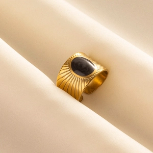 Anello aperto in oro inox con pietra ovale nera e incisione a raggiera di tendenza