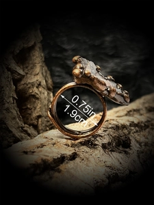 Bague vintage en bronze avec pierre d'agate solaire brute sur fond d'écorce rustique