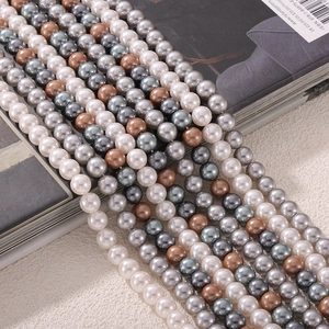 Elegante collana di perle multicolore con tonalità lucide di bianco, grigio e caffè