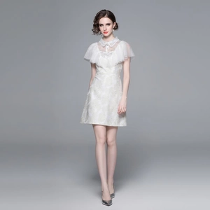 Robe courte jacquard blanche style français avec dentelle et manches à volants
