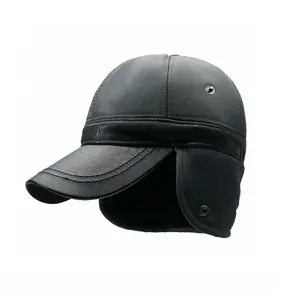 Dettaglio del cappello invernale grigio con visiera in pelle e paraorecchie in pile