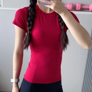 Detail eines roten eng anliegenden Yoga-T-Shirts aus elastischem Schnelltrocknungsmaterial