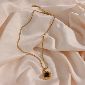 Détail du collier chaîne torsadée plaqué or 18K avec pendentif agate et poinçon S925