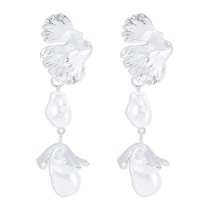 Baroque baroque pearl leaf earrings in silver metallic textured geometric drop style