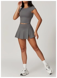 Dettaglio macro della gonna da tennis a pieghe grigio scuro con pantaloncini interni coprenti