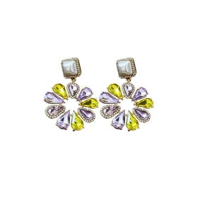 Boucles d'oreilles fleurs avec strass et perles en violet, jaune et doré