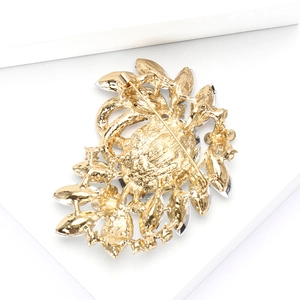 Close-up of the golden metal alloy brooch back with secure pin clasp detail