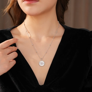 Détail du collier marguerite en argent avec zircon rose porté par un mannequin